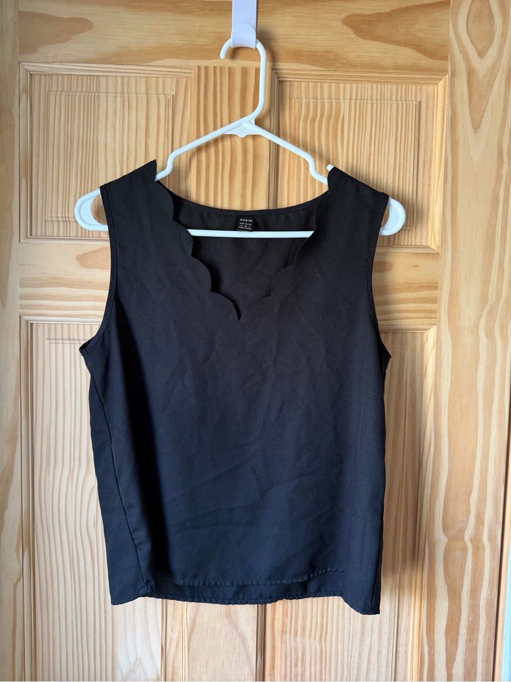 SHEIN Black Scallop V-Neck Camisole
